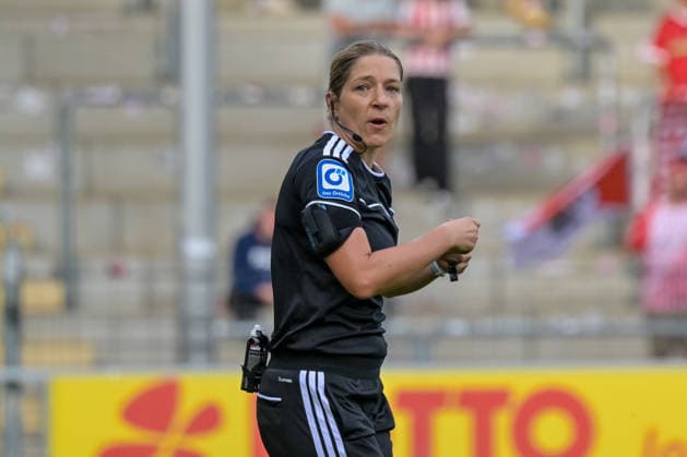 Karoline Wacker (Schiedsrichter) GER, SC Freiburg vs Bayer 04 Leverkusen, Frauen-Fussball, Bundesliga, 5. Spieltag, Saison 2026 2027, 20.09.2026 DFB REGULATIONS PROHIBIT ANY USE OF PHOTOGRAPHS AS IMAGE SEQUENCES AND OR QUASI-VIDEO GER, SC Freiburg vs Bayer 04 Leverkusen, Frauen-Fussball, Bundesliga, 5. Spieltag, Saison 2026 2027, 20.09.2026 Freiburg Copyright: xEibner-Pressefotox EP_THS