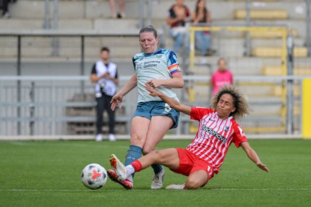 Claudia Wenger (Bayer 04 Leverkusen Frauen, 05), Amira Arfaoui (SC Freiburg Frauen, 17) im Duell und graetscht. GER, SC Freiburg vs Bayer 04 Leverkusen, Frauen-Fussball, Bundesliga, 5. Spieltag, Saison 2026 2027, 20.09.2026 DFB REGULATIONS PROHIBIT ANY USE OF PHOTOGRAPHS AS IMAGE SEQUENCES AND OR QUASI-VIDEO GER, SC Freiburg vs Bayer 04 Leverkusen, Frauen-Fussball, Bundesliga, 5. Spieltag, Saison 2026 2027, 20.09.2026 Freiburg Copyright: xEibner-Pressefotox EP_THS