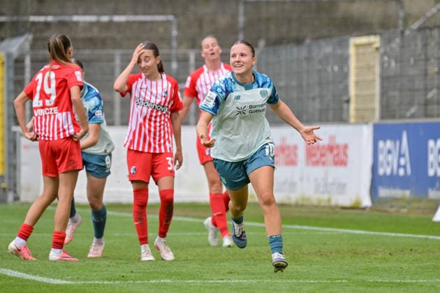 Jubel zum Tor zum 1:2 durch Estrella Merino (Bayer 04 Leverkusen Frauen, 10) GER, SC Freiburg vs Bayer 04 Leverkusen, Frauen-Fussball, Bundesliga, 5. Spieltag, Saison 2026 2027, 20.09.2026 DFB REGULATIONS PROHIBIT ANY USE OF PHOTOGRAPHS AS IMAGE SEQUENCES AND OR QUASI-VIDEO GER, SC Freiburg vs Bayer 04 Leverkusen, Frauen-Fussball, Bundesliga, 5. Spieltag, Saison 2026 2027, 20.09.2026 Freiburg Copyright: xEibner-Pressefotox EP_THS
