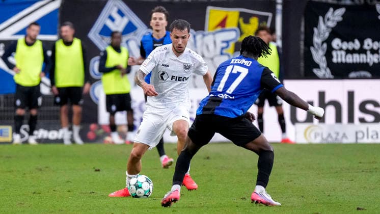 v.li.: Louis Kolbe (Münster, 2), Owono-Darnell Keumo (SV Waldhof, 17), Zweikampf, Spielszene, Duell, duel, tackle, tackling, Dynamik, Action, Aktion, 20.09.2026, Mannheim (Deutschland), Fussball, 3. Liga, SV Waldhof Mannheim - SC Preußen Münster, DFB DFL REGULATIONS PROHIBIT ANY USE OF PHOTOGRAPHS AS IMAGE SEQUENCES AND OR QUASI-VIDEO.
