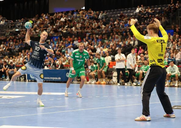 7 Meter fuer den BHC v.l. Fynn Hangstein (Bergischer HC 10), Lasse Ludwig (Füchse Berlin 01), im Hintergrund Max Darj (Füchse Berlin 05) GER, Bergischer HC vs. Fuechse Berlin, Handball, Opel Handball-Bundesliga, 5. Spieltag, Spielzeit 2026 2027, 20.09.2026 GER, Bergischer HC vs. Fuechse Berlin, Handball, Opel Handball-Bundesliga, 5. Spieltag, Spielzeit 2026 2027, 20.09.2026 Duesseldorf Copyright: xEibner-Pressefoto ThomasxStoeckex EP_TSR