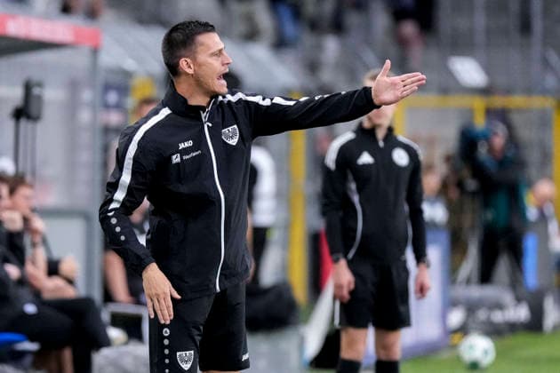 Thomas Wörle (Tom Wörle, Trainer, Cheftrainer, Münster), gibt Anweisungen, gestikuliert, mit den Armen gestikulieren, Einzelbild, Einzelfoto, Aktion, Action, 20.09.2026, Mannheim (Deutschland), Fussball, 3. Liga, SV Waldhof Mannheim - SC Preußen Münster, DFB DFL REGULATIONS PROHIBIT ANY USE OF PHOTOGRAPHS AS IMAGE SEQUENCES AND OR QUASI-VIDEO.