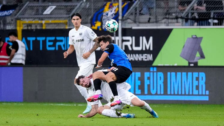 v.li.: Lucas Zeller (Münster, 5), Francisco Mascarenhas (Masca, SV Waldhof, 11), Zweikampf, Spielszene, Duell, duel, tackle, tackling, Dynamik, Action, Aktion, 20.09.2026, Mannheim (Deutschland), Fussball, 3. Liga, SV Waldhof Mannheim - SC Preußen Münster, DFB DFL REGULATIONS PROHIBIT ANY USE OF PHOTOGRAPHS AS IMAGE SEQUENCES AND OR QUASI-VIDEO.