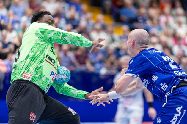 (L-R) Rubens Pierre (HC Erlangen, 93) pariert einen Torwurf von Leve Carstensen (TBV Lemgo Lippe, 21) GER, TBV Lemgo Lippe vs. HC Erlangen, Handball, 1. Bundesliga, 5. Spieltag, Spielzeit 2026 2027, 20.09.2026 GER, TBV Lemgo Lippe vs. HC Erlangen, Handball, 1. Bundesliga, 5. Spieltag, Spielzeit 2026 2027, 20.09.2026 Lemgo Copyright: xEibner-Pressefoto JanxRollingerx EP_JSK
