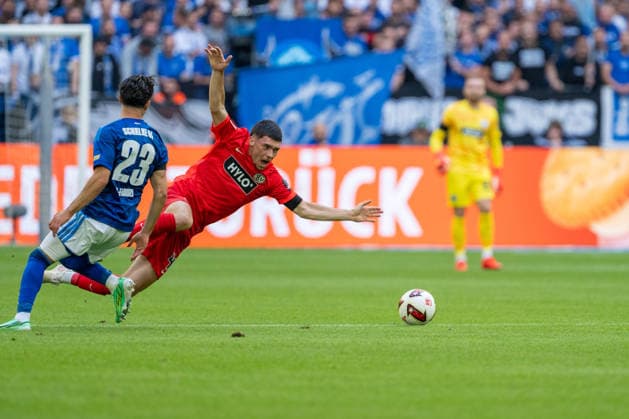 Soufiane El-Faouzi (Schalke 04, 23) foult Felix Keidel (SV Elversberg, 43) FC Schalke 04 vs. SV Elversberg, Fussball, Bundesliga, 4.Spieltag, Saison 2026 27, 20.09.2026, DFL REGULATIONS PROHIBIT ANY USE OF PHOTOGRAPHS AS IMAGE SEQUENCES AND OR QUASI-VIDEO, FC Schalke 04 vs. SV Elversberg, Fussball, Bundesliga, 4.Spieltag, Saison 2026 27, 20.09.2026 Gelsenkirchen Copyright: xEibner-Pressefoto LukasxBaldygax EP_LBA