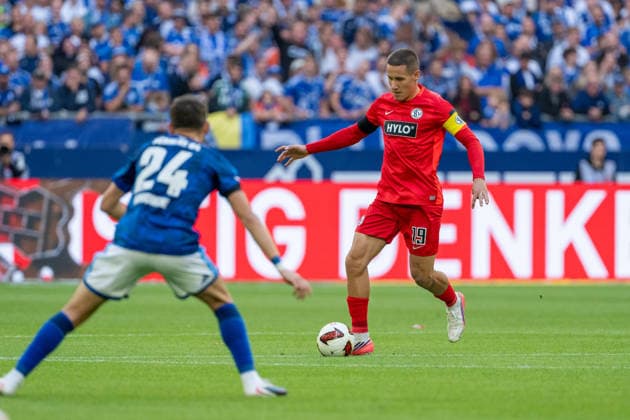 Adil Aouchiche (Schalke 04, 24) stellt Lukas Pinckert (SV Elversberg, 19) FC Schalke 04 vs. SV Elversberg, Fussball, Bundesliga, 4.Spieltag, Saison 2026 27, 20.09.2026, DFL REGULATIONS PROHIBIT ANY USE OF PHOTOGRAPHS AS IMAGE SEQUENCES AND OR QUASI-VIDEO, FC Schalke 04 vs. SV Elversberg, Fussball, Bundesliga, 4.Spieltag, Saison 2026 27, 20.09.2026 Gelsenkirchen Copyright: xEibner-Pressefoto LukasxBaldygax EP_LBA