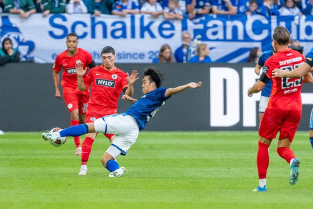 Felix Keidel (SV Elversberg, 43) wird der Ball von anspringenden Satoshi Tanaka (Schalke 04, 13) weggegraetscht, Zweikampf FC Schalke 04 vs. SV Elversberg, Fussball, Bundesliga, 4.Spieltag, Saison 2026 27, 20.09.2026, DFL REGULATIONS PROHIBIT ANY USE OF PHOTOGRAPHS AS IMAGE SEQUENCES AND OR QUASI-VIDEO, FC Schalke 04 vs. SV Elversberg, Fussball, Bundesliga, 4.Spieltag, Saison 2026 27, 20.09.2026 Gelsenkirchen Copyright: xEibner-Pressefoto LukasxBaldygax EP_LBA