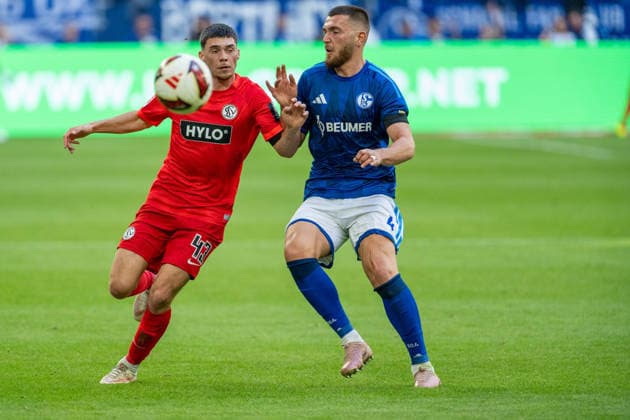 Zweikampf von Felix Keidel (SV Elversberg, 43) und Hasan Kurucay (Schalke 04, 04) FC Schalke 04 vs. SV Elversberg, Fussball, Bundesliga, 4.Spieltag, Saison 2026 27, 20.09.2026, DFL REGULATIONS PROHIBIT ANY USE OF PHOTOGRAPHS AS IMAGE SEQUENCES AND OR QUASI-VIDEO, FC Schalke 04 vs. SV Elversberg, Fussball, Bundesliga, 4.Spieltag, Saison 2026 27, 20.09.2026 Gelsenkirchen Copyright: xEibner-Pressefoto LukasxBaldygax EP_LBA