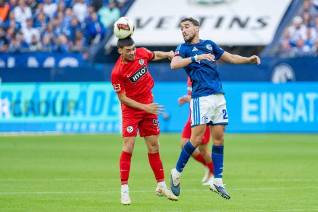 Felix Keidel (SV Elversberg, 43) gewinnt das Kopfballduell mit Adil Aouchiche (Schalke 04, 24) FC Schalke 04 vs. SV Elversberg, Fussball, Bundesliga, 4.Spieltag, Saison 2026 27, 20.09.2026, DFL REGULATIONS PROHIBIT ANY USE OF PHOTOGRAPHS AS IMAGE SEQUENCES AND OR QUASI-VIDEO, FC Schalke 04 vs. SV Elversberg, Fussball, Bundesliga, 4.Spieltag, Saison 2026 27, 20.09.2026 Gelsenkirchen Copyright: xEibner-Pressefoto LukasxBaldygax EP_LBA