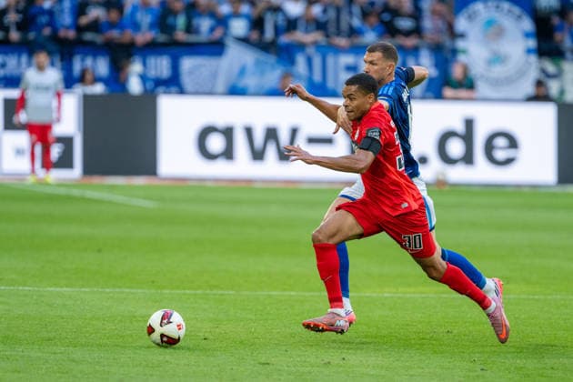 Jan Gyamerah (SV Elversberg, 30) im Zweikampf mit Edin Dzeko (Schalke 04, 10) FC Schalke 04 vs. SV Elversberg, Fussball, Bundesliga, 4.Spieltag, Saison 2026 27, 20.09.2026, DFL REGULATIONS PROHIBIT ANY USE OF PHOTOGRAPHS AS IMAGE SEQUENCES AND OR QUASI-VIDEO, FC Schalke 04 vs. SV Elversberg, Fussball, Bundesliga, 4.Spieltag, Saison 2026 27, 20.09.2026 Gelsenkirchen Copyright: xEibner-Pressefoto LukasxBaldygax EP_LBA