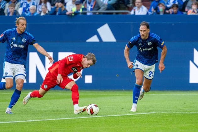 Timo Becker (Schalke 04, 05) und Nikola Katic (Schalke 04, 25) versuchen 39sve zu stellen, Zweikampf FC Schalke 04 vs. SV Elversberg, Fussball, Bundesliga, 4.Spieltag, Saison 2026 27, 20.09.2026, DFL REGULATIONS PROHIBIT ANY USE OF PHOTOGRAPHS AS IMAGE SEQUENCES AND OR QUASI-VIDEO, FC Schalke 04 vs. SV Elversberg, Fussball, Bundesliga, 4.Spieltag, Saison 2026 27, 20.09.2026 Gelsenkirchen Copyright: xEibner-Pressefoto LukasxBaldygax EP_LBA