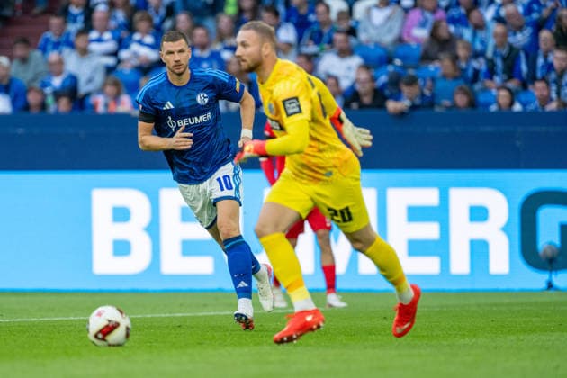 Edin Dzeko (Schalke 04, 10) laeuft Nicolas Kristof (SV Elversberg, 20) an FC Schalke 04 vs. SV Elversberg, Fussball, Bundesliga, 4.Spieltag, Saison 2026 27, 20.09.2026, DFL REGULATIONS PROHIBIT ANY USE OF PHOTOGRAPHS AS IMAGE SEQUENCES AND OR QUASI-VIDEO, FC Schalke 04 vs. SV Elversberg, Fussball, Bundesliga, 4.Spieltag, Saison 2026 27, 20.09.2026 Gelsenkirchen Copyright: xEibner-Pressefoto LukasxBaldygax EP_LBA