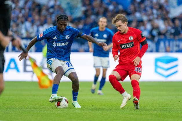Dina Ebimbe (Schalke 04, 29) im Zweikampf mit Cole Campbell (SV Elversberg, 39) FC Schalke 04 vs. SV Elversberg, Fussball, Bundesliga, 4.Spieltag, Saison 2026 27, 20.09.2026, DFL REGULATIONS PROHIBIT ANY USE OF PHOTOGRAPHS AS IMAGE SEQUENCES AND OR QUASI-VIDEO, FC Schalke 04 vs. SV Elversberg, Fussball, Bundesliga, 4.Spieltag, Saison 2026 27, 20.09.2026 Gelsenkirchen Copyright: xEibner-Pressefoto LukasxBaldygax EP_LBA