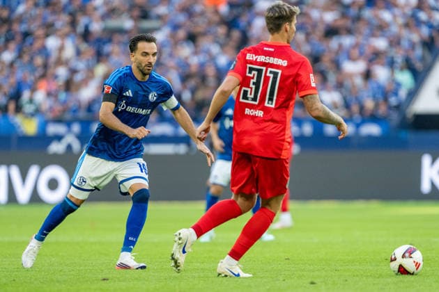 Kenan Karaman (Schalke 04, 19) laueft Maximilian Rohr (SV Elversberg, 31) an FC Schalke 04 vs. SV Elversberg, Fussball, Bundesliga, 4.Spieltag, Saison 2026 27, 20.09.2026, DFL REGULATIONS PROHIBIT ANY USE OF PHOTOGRAPHS AS IMAGE SEQUENCES AND OR QUASI-VIDEO, FC Schalke 04 vs. SV Elversberg, Fussball, Bundesliga, 4.Spieltag, Saison 2026 27, 20.09.2026 Gelsenkirchen Copyright: xEibner-Pressefoto LukasxBaldygax EP_LBA