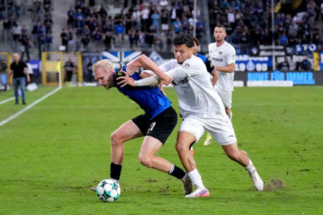 v.li.: Julian Rieckmann (SV Waldhof, 21), Montell Ndikom (Münster, 28), Zweikampf, Spielszene, Duell, duel, tackle, tackling, Dynamik, Action, Aktion, 20.09.2026, Mannheim (Deutschland), Fussball, 3. Liga, SV Waldhof Mannheim - SC Preußen Münster, DFB DFL REGULATIONS PROHIBIT ANY USE OF PHOTOGRAPHS AS IMAGE SEQUENCES AND OR QUASI-VIDEO.