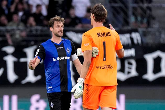 v.li.: Lukas Klünter (SV Waldhof, 24, Kapitän), Thijmen Nijhuis (Torwart, SV Waldhof, 1), Spieler vom SV Waldhof Mannheim, jubeln über das Tor zum - , Jubel, Torjubel, Torerfolg, celebrate the goal, goal, celebration, jubelt ueber das Tor, Freuen, Freude, freut sich, optimistisch, positiv, Spielszene, Highlight, Action, Aktion, 20.09.2026, Mannheim (Deutschland), Fussball, 3. Liga, SV Waldhof Mannheim - SC Preußen Münster, DFB DFL REGULATIONS PROHIBIT ANY USE OF PHOTOGRAPHS AS IMAGE SEQUENCES AND OR QUASI-VIDEO.