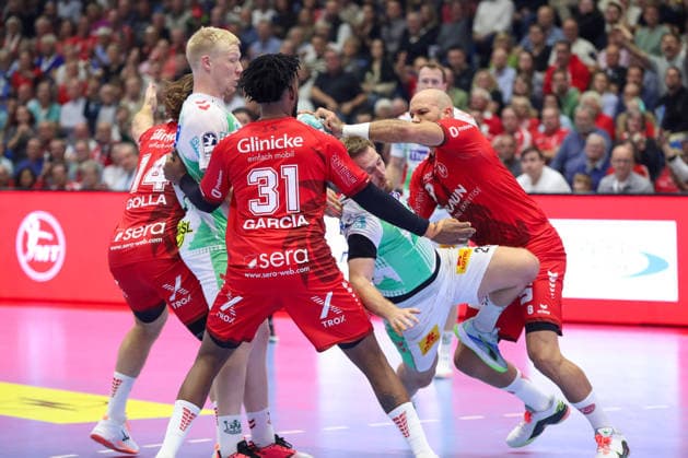 20.09.2026, xgox, Handball - Opel HBL MT Melsungen - SC Magdeburg emspor, v.l. Magnus Saugstrup (Magdeburg, 23) , Dariel Garcia Rivera (Melsungen, 31), Albin Lagergren (Magdeburg, 21), Adrian Sipos (Melsungen, 8) Zweikampf, Duell, Kampf, tackle Kassel