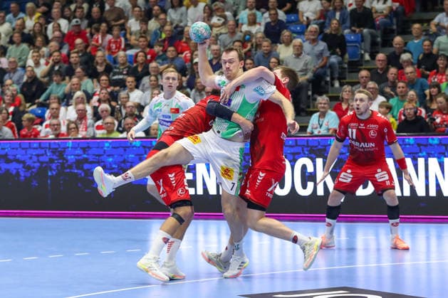 20.09.2026, xgox, Handball - Opel HBL MT Melsungen - SC Magdeburg emspor, v.l. Olle Forsell Schefvert (Melsungen, 25), Felix Claar (Magdeburg, 7), Reynir Thor Stefansson (Melsungen, 19) Zweikampf, Duell, Kampf, tackle Kassel