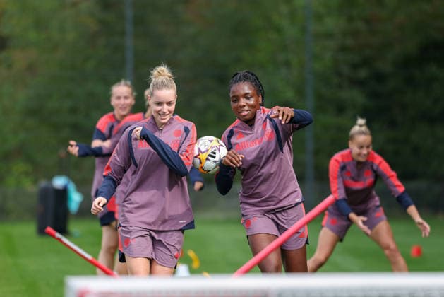 Alara Sehitler (FC Bayern Muenchen, 14) tmi Edna Imade (FC Bayern Muenchen, 29) bei einer Trainingsuebung mit Ball, lachen, gute Laune, Emotionen, GER, FC Bayern Muenchen Frauen Abschlusstraining, Fussball, UEFA Womens Champions League, Saison 2026 2027, 21.09.2026, GER, FC Bayern Muenchen Frauen Abschlusstraining, Fussball, UEFA Womens Champions League, Saison 2026 2027, 21.09.2026 Muenchen Copyright: xEibner-Pressefoto JennixMaulx EP_JML