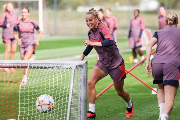 Giulia Gwinn (FC Bayern Muenchen, 07) mit Ball, GER, FC Bayern Muenchen Frauen Abschlusstraining, Fussball, UEFA Womens Champions League, Saison 2026 2027, 21.09.2026, GER, FC Bayern Muenchen Frauen Abschlusstraining, Fussball, UEFA Womens Champions League, Saison 2026 2027, 21.09.2026 Muenchen Copyright: xEibner-Pressefoto JennixMaulx EP_JML