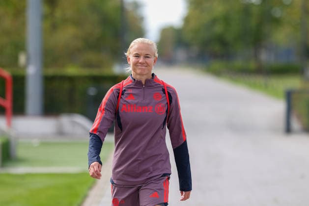 Pernille Harder (FC Bayern Muenchen, 21) auf dem Weg zum Trainingsplatz, lachen, gute Laune, Emotionen, GER, FC Bayern Muenchen Frauen Abschlusstraining, Fussball, UEFA Womens Champions League, Saison 2026 2027, 21.09.2026, GER, FC Bayern Muenchen Frauen Abschlusstraining, Fussball, UEFA Womens Champions League, Saison 2026 2027, 21.09.2026 Muenchen Copyright: xEibner-Pressefoto JennixMaulx EP_JML