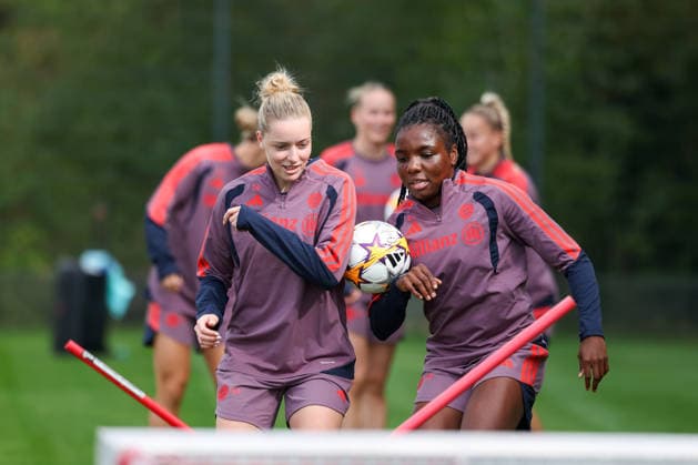 Alara Sehitler (FC Bayern Muenchen, 14) mit Edna Imade (FC Bayern Muenchen, 29), GER, FC Bayern Muenchen Frauen Abschlusstraining, Fussball, UEFA Womens Champions League, Saison 2026 2027, 21.09.2026, GER, FC Bayern Muenchen Frauen Abschlusstraining, Fussball, UEFA Womens Champions League, Saison 2026 2027, 21.09.2026 Muenchen Copyright: xEibner-Pressefoto JennixMaulx EP_JML