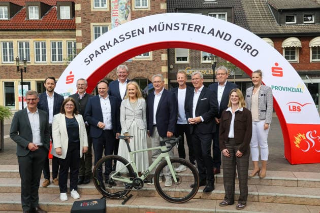 Vorstellung der Streckenverläufe und der Aktionen und Zahlen des in diesem Jahr zum 20. mal stattfindenden Radrennen. In diesem Jahr startet das Radrennen in Borken im Westmünsterland. Münsters Oberbürgermeister Tilman Fuchs, Philipp Kern (Brillux), Maren Danigel (LBS), Dr. Linus Tepe (Kreisdirektor Kreis Coesfeld), Dr. Kai Zwicker (Landrat Kreis Borken), Jürgen Büngeler (Sparkasse Westmünsterland), Borkens Bürgermeisterin Mechtild Schulze Hessing sowie Klaus Richter (Vorstandvorsitzender der Sparkasse Münsterland Ost), Fabian Wegmann (Sportlicher Leiter des Sparkassen Münsterland Giro), Norbert Hypki (Vorstandvorsitzender der Sparkasse Westmünsterland), Rainer Bergmann (Gesamtleiter des Sparkassen Münsterland Giro), Jana Mathmann (Projektleiterin des Sparkassen Münsterland Giro) und Kerstin Dewaldt (Leiterin des Sportamts der Stadt Münster). Borken, Nordrhein-Westfalen, DEU, Deutschland, 21.09.2026 Pressekonferenz Sparkassen Münsterland Giro.