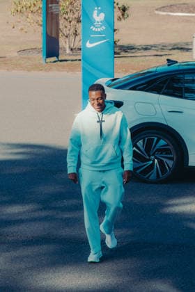 Kylian Mbappé - Les joueurs de l équipe de France de football arrivent au centre d entraînement de la Fédération française de football (FFF) à Clairefontaine-en-Yvelines, France, le 21 septembre 2026, pour une séance d entraînement à quatre jours du match de Ligue des Nations de l UEFA opposant la France à la Turquie. Ce rassemblement marque les débuts de l équipe de France sous la direction de son nouvel entraîneur, Zinédine Zidane, nommé le 28 juillet 2026 pour un contrat de quatre ans. La Ligue des Nations, compétition remportée par la France en 2021, mobilisera l attention de Zidane dans les mois à venir, avant le tirage au sort des éliminatoires de l Euro 2028 prévu début décembre. FFF via Bestimage French national football team arrive at the French Football Federation (FFF) training center in Clairefontaine-en-Yvelines, France, on September 21, 2026, for a training session four days before the UEFA Nations League match between France and Turkey. This gathering marks the team s debut under its new head coach, Zinédine Zidane, who was appointed on July 28, 2026, on a four-year contract. The Nations League—a competition France won in 2021—will be a key focus for Zidane in the coming months, ahead of the Euro 2028 qualifying draw scheduled for early December. Clairefontaine-en-Yveline France Copyright: xBoby FFFxviaxBestimagexBoby FFFxviaxBestimagex