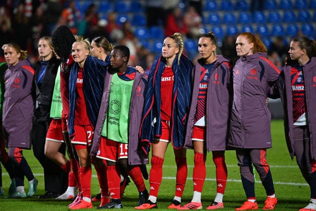 Teamfoto,Team,Mannschaft,Mannschaftsfoto, Spielerinnen Muenchen nach Spielende, Enttaeuschung,Frust,enttaeuscht, frustriert,niedergeschlagen, Fussball Champions League der Frauen , Ligaphase. FC Bayern Muenchen - Manchester City 2-2 am 22.09.2026 Sportpark Unterhaching.