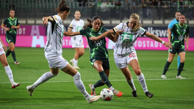 VfL vs. Graz, EL Quali Frauen, Wolfsburg, 23.09.2026, Fußball, Frauen, VfL Wolfsburg vs. SK Sturm Graz, UEFA Women s Europa Cup Qualifikation, 2. Runde, Saison 2026 2027: Marie Spiess (Graz), Kessya Bussy (VfL Wolfsburg), Merel Bormans (Graz) AOK Stadion Niedersachsen Deutschland