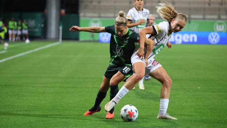 VfL vs. Graz, EL Quali Frauen, Wolfsburg, 23.09.2026, Fußball, Frauen, VfL Wolfsburg vs. SK Sturm Graz, UEFA Women s Europa Cup Qualifikation, 2. Runde, Saison 2026 2027: Svenja Huth (VfL Wolfsburg), Lena Breznik (Graz) AOK Stadion Niedersachsen Deutschland