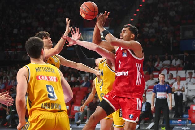 Johannes THIEMANN (FCB), Aktion,Zweikampf gegen Justin BEAN (Alba Berlin) und Nevio BENNEFELD (Alba Berlin). Basketball BBL,Saison 2026 2027 FC Bayern Muenchen-Alba Berlin am 26.09.2026, BMW Park