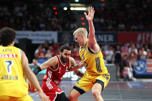 Duane Washington Jr. (FC Bayern Basketball, 04) mit Sam Griesel (Alba Berlin, 05), GER, FC Bayern Basketball vs. Alba Berlin, Basketball, easycredit Basketball Bundesliga, 23.Spieltag, Saison 2026 2027, 26.09.2026, GER, FC Bayern Basketball vs. Alba Berlin, Basketball, easycredit Basketball Bundesliga, 23.Spieltag, Saison 2026 2027, 26.09.2026 Muenchen Copyright: xEibner-Pressefoto JennixMaulx EP_JML