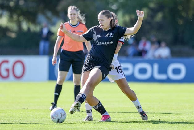 v.li.: Nina Grazei (ATS Buntentor, 04) und Emöke Papai (1. FC Nürnberg, 15) im Zweikampf, Duell, Dynamik, Aktion, Action, Spielszene, DIE DFB-RICHTLINIEN UNTERSAGEN JEGLICHE NUTZUNG VON FOTOS ALS SEQUENZBILDER UND ODER VIDEOÄHNLICHE FOTOSTRECKEN. DFB REGULATIONS PROHIBIT ANY USE OF PHOTOGRAPHS AS IMAGE SEQUENCES AND OR QUASI-VIDEO., 27.09.2026, Bremen (Deutschland), Fussball, DFB-Pokal Frauen, ATS Buntentor - 1. FC Nürnberg