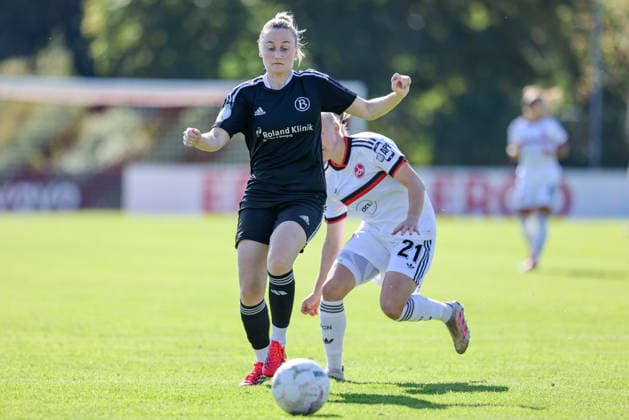 v.li.: Farina Meyer (ATS Buntentor, 17) und Keira Bednorz (1. FC Nürnberg, 21) im Zweikampf, Duell, Dynamik, Aktion, Action, Spielszene, DIE DFB-RICHTLINIEN UNTERSAGEN JEGLICHE NUTZUNG VON FOTOS ALS SEQUENZBILDER UND ODER VIDEOÄHNLICHE FOTOSTRECKEN. DFB REGULATIONS PROHIBIT ANY USE OF PHOTOGRAPHS AS IMAGE SEQUENCES AND OR QUASI-VIDEO., 27.09.2026, Bremen (Deutschland), Fussball, DFB-Pokal Frauen, ATS Buntentor - 1. FC Nürnberg