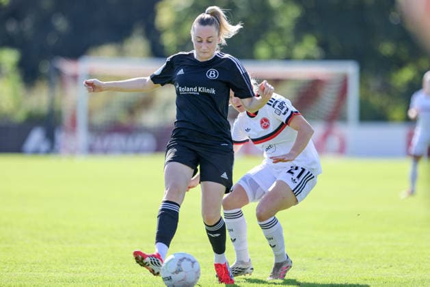 v.li.: Farina Meyer (ATS Buntentor, 17) und Keira Bednorz (1. FC Nürnberg, 21) im Zweikampf, Duell, Dynamik, Aktion, Action, Spielszene, DIE DFB-RICHTLINIEN UNTERSAGEN JEGLICHE NUTZUNG VON FOTOS ALS SEQUENZBILDER UND ODER VIDEOÄHNLICHE FOTOSTRECKEN. DFB REGULATIONS PROHIBIT ANY USE OF PHOTOGRAPHS AS IMAGE SEQUENCES AND OR QUASI-VIDEO., 27.09.2026, Bremen (Deutschland), Fussball, DFB-Pokal Frauen, ATS Buntentor - 1. FC Nürnberg