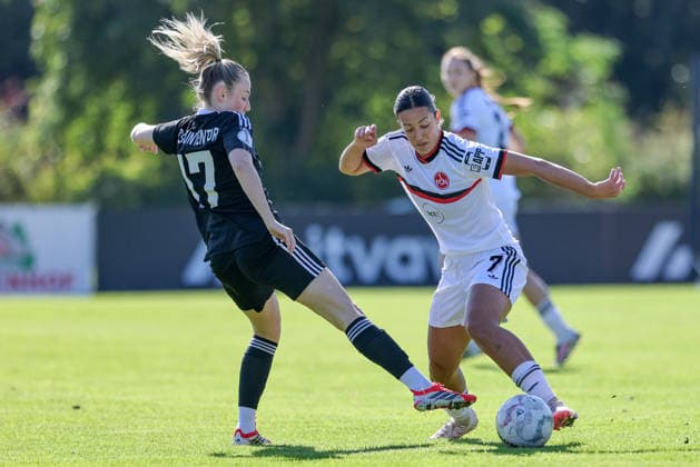 v.li.: Farina Meyer (ATS Buntentor, 17) und Selma Licina (1. FC Nürnberg, 7) im Zweikampf, Duell, Dynamik, Aktion, Action, Spielszene, DIE DFB-RICHTLINIEN UNTERSAGEN JEGLICHE NUTZUNG VON FOTOS ALS SEQUENZBILDER UND ODER VIDEOÄHNLICHE FOTOSTRECKEN. DFB REGULATIONS PROHIBIT ANY USE OF PHOTOGRAPHS AS IMAGE SEQUENCES AND OR QUASI-VIDEO., 27.09.2026, Bremen (Deutschland), Fussball, DFB-Pokal Frauen, ATS Buntentor - 1. FC Nürnberg