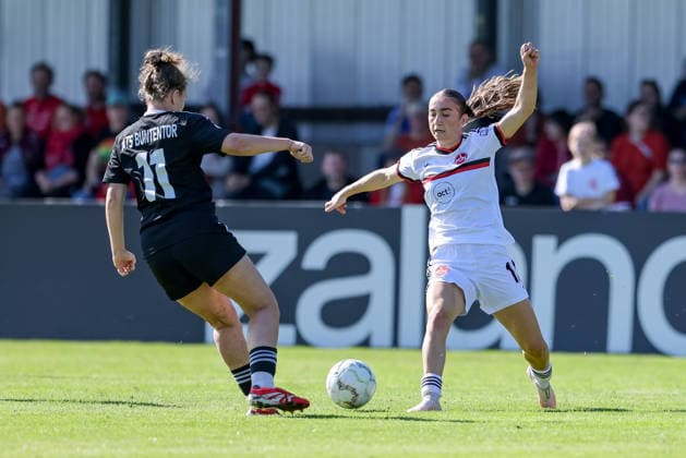 v.li.: Nathalie Heeren (ATS Buntentor, 11) und Lara Meroni (1. FC Nürnberg, 11) im Zweikampf, Duell, Dynamik, Aktion, Action, Spielszene, DIE DFB-RICHTLINIEN UNTERSAGEN JEGLICHE NUTZUNG VON FOTOS ALS SEQUENZBILDER UND ODER VIDEOÄHNLICHE FOTOSTRECKEN. DFB REGULATIONS PROHIBIT ANY USE OF PHOTOGRAPHS AS IMAGE SEQUENCES AND OR QUASI-VIDEO., 27.09.2026, Bremen (Deutschland), Fussball, DFB-Pokal Frauen, ATS Buntentor - 1. FC Nürnberg