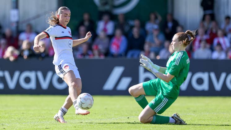v.li.: Lara Meroni (1. FC Nürnberg, 11) und Julia Salomon (Torhüterin, Torwart, ATS Buntentor, 01) im Zweikampf, Duell, Dynamik, Aktion, Action, Spielszene, DIE DFB-RICHTLINIEN UNTERSAGEN JEGLICHE NUTZUNG VON FOTOS ALS SEQUENZBILDER UND ODER VIDEOÄHNLICHE FOTOSTRECKEN. DFB REGULATIONS PROHIBIT ANY USE OF PHOTOGRAPHS AS IMAGE SEQUENCES AND OR QUASI-VIDEO., 27.09.2026, Bremen (Deutschland), Fussball, DFB-Pokal Frauen, ATS Buntentor - 1. FC Nürnberg