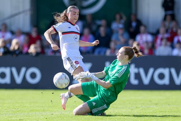 v.li.: Lara Meroni (1. FC Nürnberg, 11) und Julia Salomon (Torhüterin, Torwart, ATS Buntentor, 01) im Zweikampf, Duell, Dynamik, Aktion, Action, Spielszene, DIE DFB-RICHTLINIEN UNTERSAGEN JEGLICHE NUTZUNG VON FOTOS ALS SEQUENZBILDER UND ODER VIDEOÄHNLICHE FOTOSTRECKEN. DFB REGULATIONS PROHIBIT ANY USE OF PHOTOGRAPHS AS IMAGE SEQUENCES AND OR QUASI-VIDEO., 27.09.2026, Bremen (Deutschland), Fussball, DFB-Pokal Frauen, ATS Buntentor - 1. FC Nürnberg
