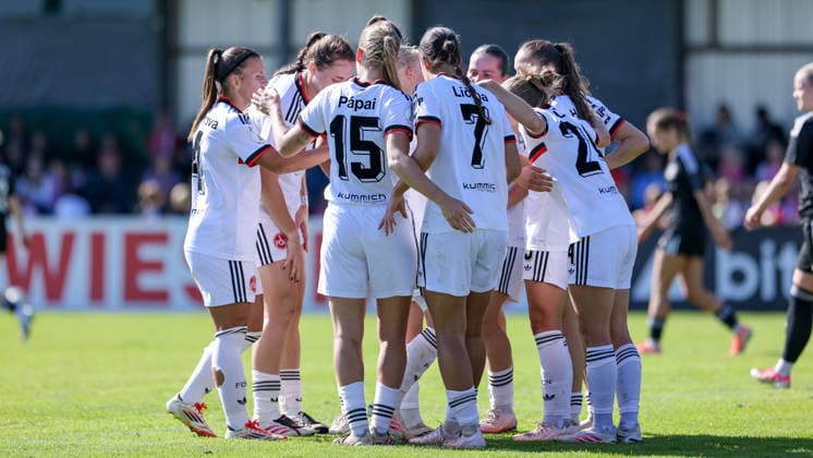 Spielerinnen vom 1. FC Nürnberg mit Torjubel, Jubel, jubeln, jubelt, optimistisch, Spielszene, Highlight, Freude über das Tor zum 0:1, DIE DFB-RICHTLINIEN UNTERSAGEN JEGLICHE NUTZUNG VON FOTOS ALS SEQUENZBILDER UND ODER VIDEOÄHNLICHE FOTOSTRECKEN. DFB REGULATIONS PROHIBIT ANY USE OF PHOTOGRAPHS AS IMAGE SEQUENCES AND OR QUASI-VIDEO., 27.09.2026, Bremen (Deutschland), Fussball, DFB-Pokal Frauen, ATS Buntentor - 1. FC Nürnberg