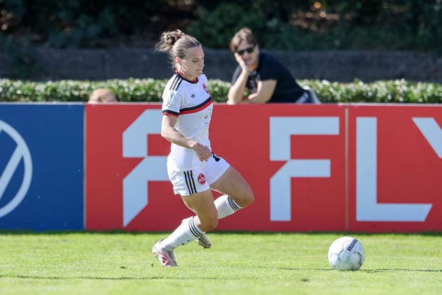 Nastassja Lein (1. FC Nürnberg, 24) am Ball, Freisteller, Einzelbild, Ganzkörper, Aktion, Action, Spielszene, DIE DFB-RICHTLINIEN UNTERSAGEN JEGLICHE NUTZUNG VON FOTOS ALS SEQUENZBILDER UND ODER VIDEOÄHNLICHE FOTOSTRECKEN. DFB REGULATIONS PROHIBIT ANY USE OF PHOTOGRAPHS AS IMAGE SEQUENCES AND OR QUASI-VIDEO., 27.09.2026, Bremen (Deutschland), Fussball, DFB-Pokal Frauen, ATS Buntentor - 1. FC Nürnberg