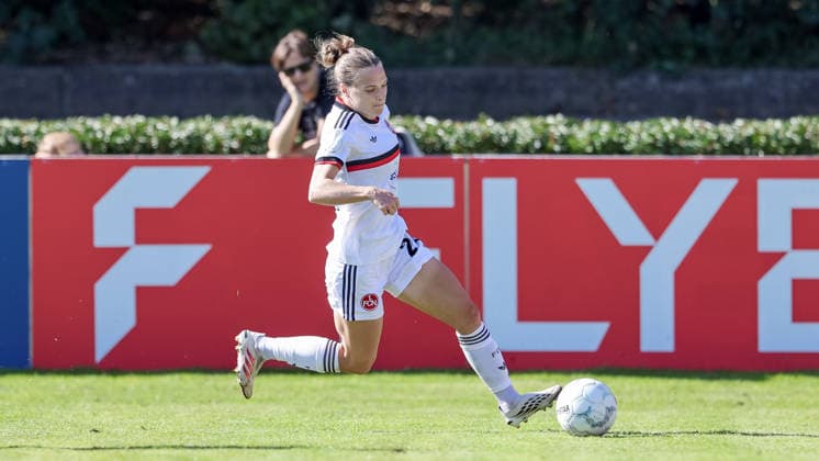 Nastassja Lein (1. FC Nürnberg, 24) am Ball, Freisteller, Einzelbild, Ganzkörper, Aktion, Action, Spielszene, DIE DFB-RICHTLINIEN UNTERSAGEN JEGLICHE NUTZUNG VON FOTOS ALS SEQUENZBILDER UND ODER VIDEOÄHNLICHE FOTOSTRECKEN. DFB REGULATIONS PROHIBIT ANY USE OF PHOTOGRAPHS AS IMAGE SEQUENCES AND OR QUASI-VIDEO., 27.09.2026, Bremen (Deutschland), Fussball, DFB-Pokal Frauen, ATS Buntentor - 1. FC Nürnberg