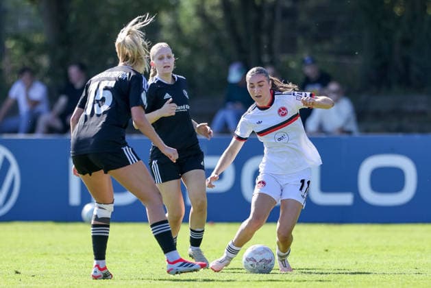 v.li.: Paula Rößeling (ATS Buntentor, 15), Lilly Abelmann (ATS Buntentor, 22) und Lara Meroni (1. FC Nürnberg, 11), DIE DFB-RICHTLINIEN UNTERSAGEN JEGLICHE NUTZUNG VON FOTOS ALS SEQUENZBILDER UND ODER VIDEOÄHNLICHE FOTOSTRECKEN. DFB REGULATIONS PROHIBIT ANY USE OF PHOTOGRAPHS AS IMAGE SEQUENCES AND OR QUASI-VIDEO., 27.09.2026, Bremen (Deutschland), Fussball, DFB-Pokal Frauen, ATS Buntentor - 1. FC Nürnberg