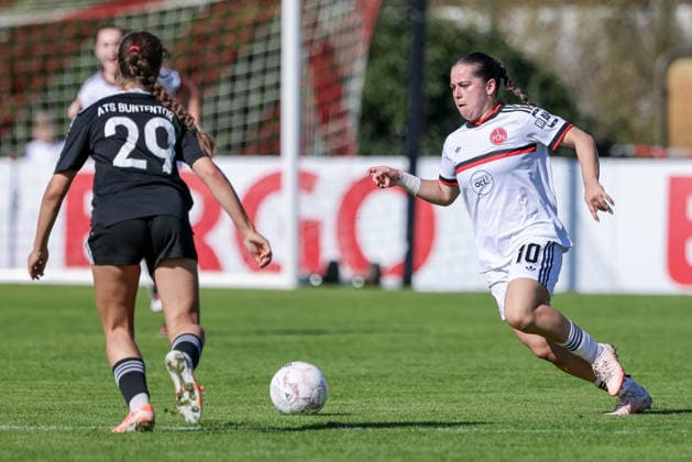 v.li.: Charlotte Bonnet (ATS Buntentor, 29) und Jonna Brengel (1. FC Nürnberg, 10) im Zweikampf, Duell, Dynamik, Aktion, Action, Spielszene, DIE DFB-RICHTLINIEN UNTERSAGEN JEGLICHE NUTZUNG VON FOTOS ALS SEQUENZBILDER UND ODER VIDEOÄHNLICHE FOTOSTRECKEN. DFB REGULATIONS PROHIBIT ANY USE OF PHOTOGRAPHS AS IMAGE SEQUENCES AND OR QUASI-VIDEO., 27.09.2026, Bremen (Deutschland), Fussball, DFB-Pokal Frauen, ATS Buntentor - 1. FC Nürnberg