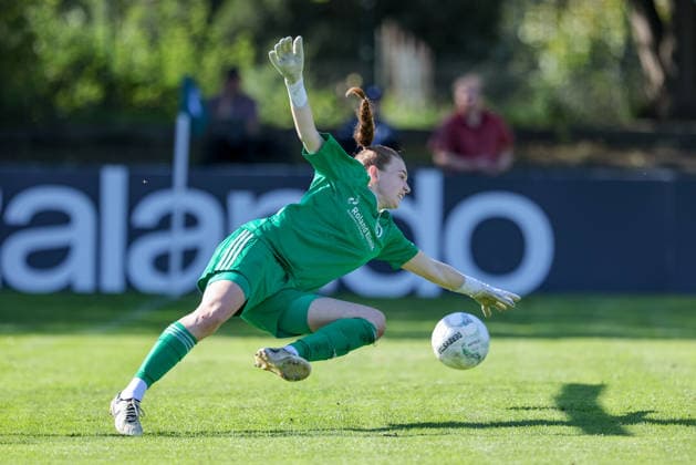 Julia Salomon (Torhüterin, Torwart, ATS Buntentor, 01) kann den Ball nicht parieren, abwehren, das Tor zum 0:4, Treffer, Highlight, Torerfolg, DIE DFB-RICHTLINIEN UNTERSAGEN JEGLICHE NUTZUNG VON FOTOS ALS SEQUENZBILDER UND ODER VIDEOÄHNLICHE FOTOSTRECKEN. DFB REGULATIONS PROHIBIT ANY USE OF PHOTOGRAPHS AS IMAGE SEQUENCES AND OR QUASI-VIDEO., 27.09.2026, Bremen (Deutschland), Fussball, DFB-Pokal Frauen, ATS Buntentor - 1. FC Nürnberg