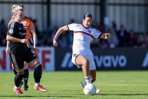 v.li.: Alina Stenzel (ATS Buntentor, 8) und Selma Licina (1. FC Nürnberg, 7) im Zweikampf, Duell, Dynamik, Aktion, Action, Spielszene, DIE DFB-RICHTLINIEN UNTERSAGEN JEGLICHE NUTZUNG VON FOTOS ALS SEQUENZBILDER UND ODER VIDEOÄHNLICHE FOTOSTRECKEN. DFB REGULATIONS PROHIBIT ANY USE OF PHOTOGRAPHS AS IMAGE SEQUENCES AND OR QUASI-VIDEO., 27.09.2026, Bremen (Deutschland), Fussball, DFB-Pokal Frauen, ATS Buntentor - 1. FC Nürnberg
