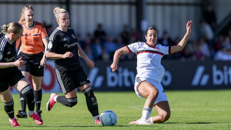 v.li.: Alina Stenzel (ATS Buntentor, 8) und Selma Licina (1. FC Nürnberg, 7) im Zweikampf, Duell, Dynamik, Aktion, Action, Spielszene, DIE DFB-RICHTLINIEN UNTERSAGEN JEGLICHE NUTZUNG VON FOTOS ALS SEQUENZBILDER UND ODER VIDEOÄHNLICHE FOTOSTRECKEN. DFB REGULATIONS PROHIBIT ANY USE OF PHOTOGRAPHS AS IMAGE SEQUENCES AND OR QUASI-VIDEO., 27.09.2026, Bremen (Deutschland), Fussball, DFB-Pokal Frauen, ATS Buntentor - 1. FC Nürnberg