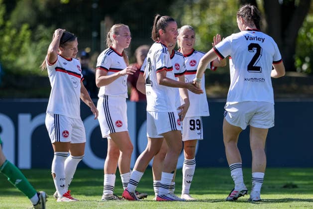 Spielerinnen vom 1. FC Nürnberg mit Torjubel, Jubel, jubeln, jubelt, optimistisch, Spielszene, Highlight, Freude über das Tor zum 0:6, DIE DFB-RICHTLINIEN UNTERSAGEN JEGLICHE NUTZUNG VON FOTOS ALS SEQUENZBILDER UND ODER VIDEOÄHNLICHE FOTOSTRECKEN. DFB REGULATIONS PROHIBIT ANY USE OF PHOTOGRAPHS AS IMAGE SEQUENCES AND OR QUASI-VIDEO., 27.09.2026, Bremen (Deutschland), Fussball, DFB-Pokal Frauen, ATS Buntentor - 1. FC Nürnberg
