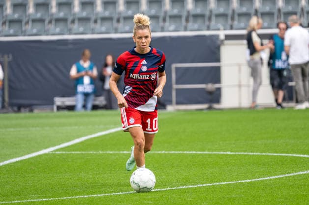 Linda Dallmann (FC Bayern Muenchen, 10) waermt sich auf. Borussia Moenchengladbach vs. FC Bayern Muenchen, Fussball, DFB-Pokal Frauen, Erste Runde, Saison 2026 2027, 27.09.2026 DFL DFB Regulations prohibit any use of Photographs as image sequences and or Quasivideo Borussia Moenchengladbach vs. FC Bayern Muenchen, Fussball, DFB-Pokal Frauen, Erste Runde, Saison 2026 2027, 27.09.2026 Moenchengladbach Copyright: xEibner-Pressefoto ThomasxHaeslerx EP_THR